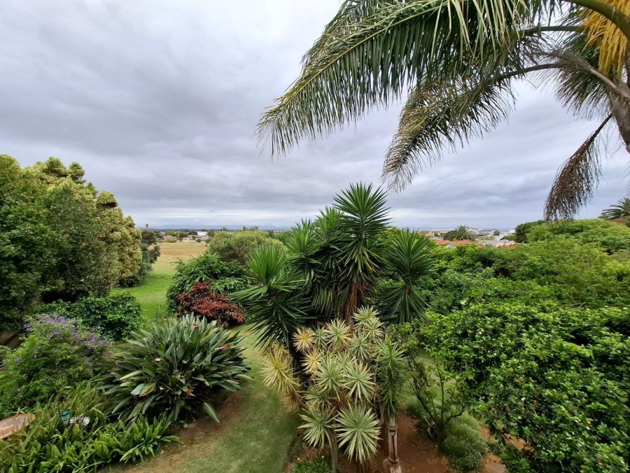 4 Bedroom Property for Sale in Wavecrest Eastern Cape